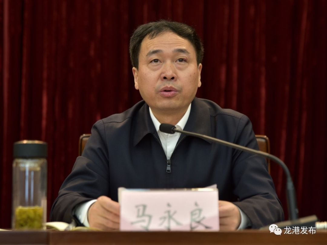 会上,马永良宣读省委,市委干部任免文件,并介绍干部基本情况.