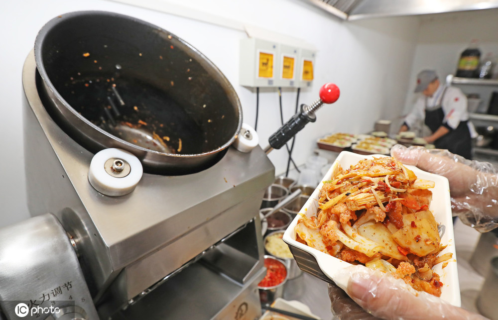 高校食堂现自动炒菜机器人 30秒一盘菜
