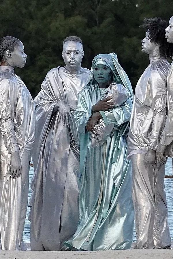    滑动查看下一张图片 >>银色侃爷今天可能已经刷爆了大家的朋友圈