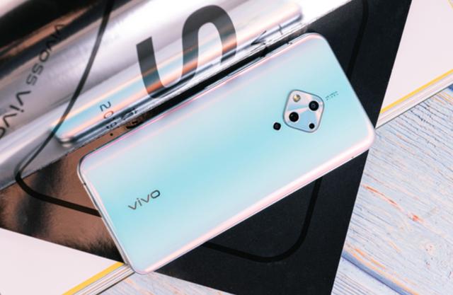年轻消费者心仪的时尚单品:vivo s5集出色颜值与拍照于一身_手机