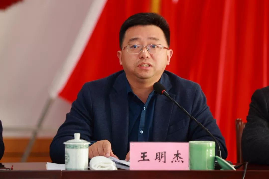 联谊会会长徐艮根讲话△市委统战部副部长龚金富授牌名誉会长:罗国平