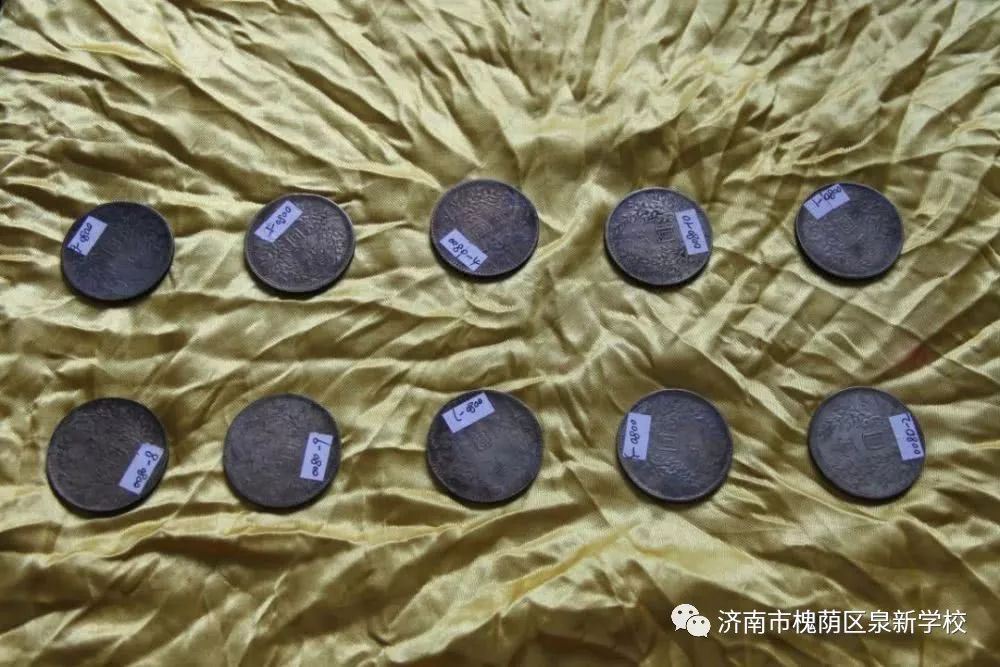 村民龚占燕跟着乡亲们早早地就躲进了后山,生怕被抢,园子里的一些萝卜