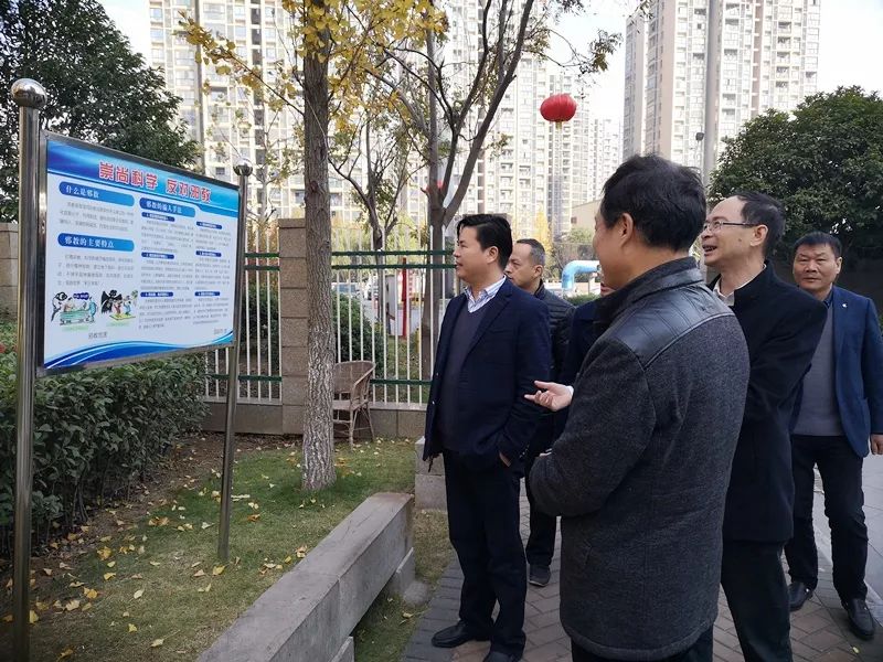 省政法委二级巡视员卢林方一行调研街道国际村反邪教