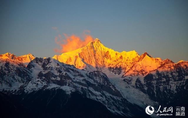 美不胜收!迪庆梅里雪山现"日照金山"景观