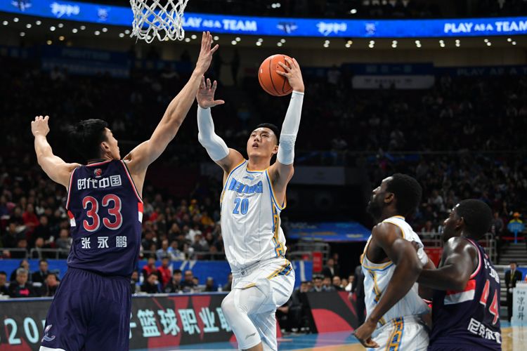 吉喆球衣退役 51号球衣飘扬在球馆上空|组图