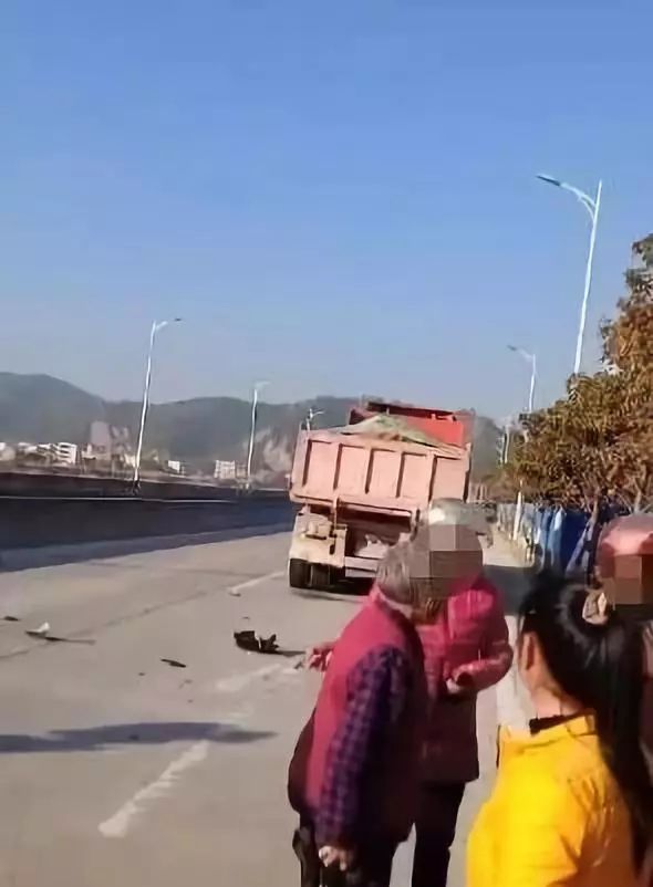 悲剧五华横陂沿河路又发生交通事故一人头部流血