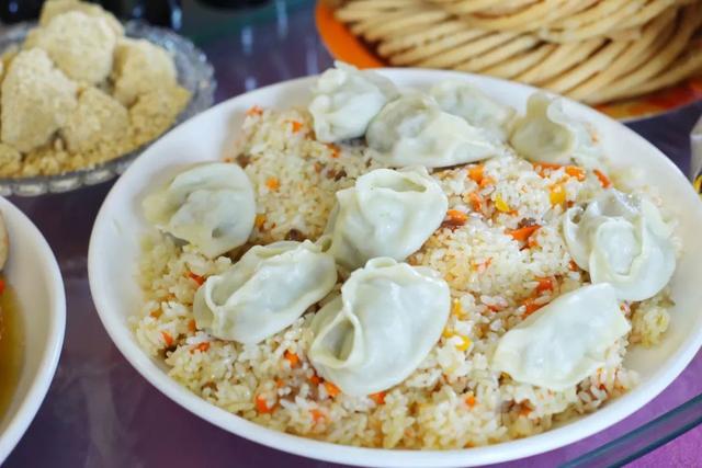 不起眼的新疆农家乐一桌哈萨克美食游客这也太精致太霸气了