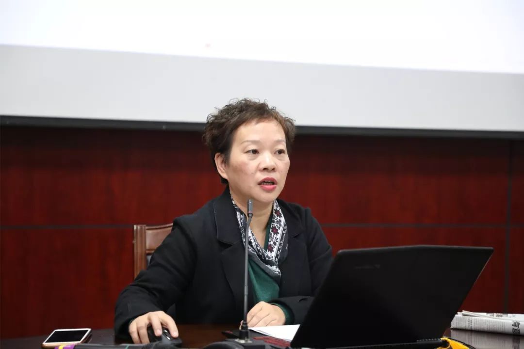 叶霜老师在分享最后,王国芳老师对此次年会暨思政课改革创新研讨会