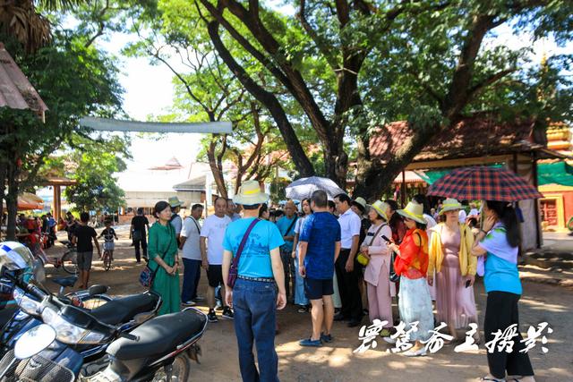 柬埔寨暹粒城外有个大榕树村，村里的男人从一出生就成了“赔钱货”