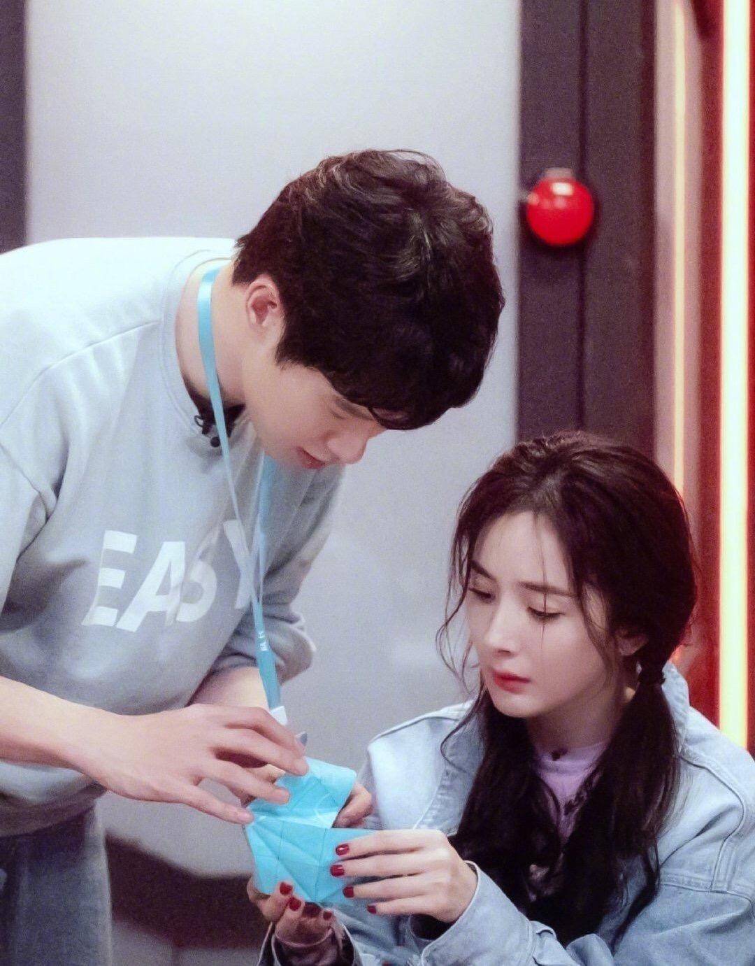 原创杨幂魏大勋恋情疑曝光二人同住酒店一晚未离开这次会承认么