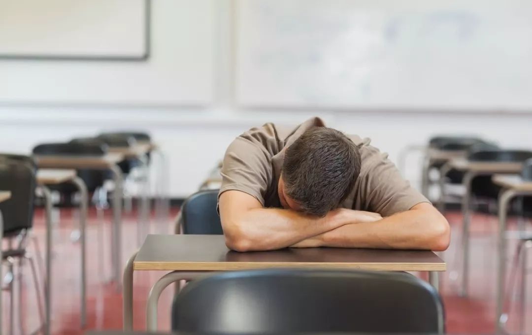 疲于奔命,根本没有完整的时间来好好学习,思考,成长;上课经常无精打采