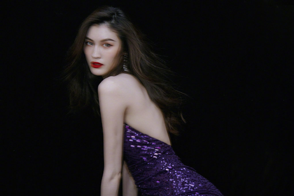 何穗亮相2019费加罗风尚盛典