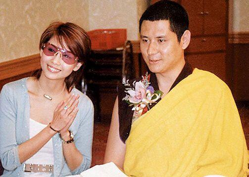 53岁"天后"关淑怡罕现身,寒风中穿短裤扫货,精神状态屡受质疑_时候