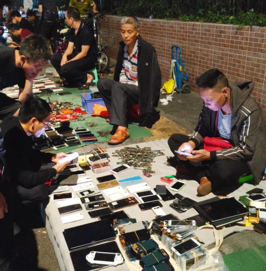 68岁的佛山人莫德兴是华强北鬼市的老主顾,在佛山电影院修了三十年