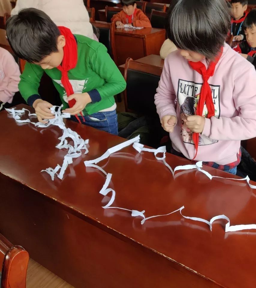 12月5日的中午,我校三,四年级的梓娃们举行了一场"撕纸"比赛,梓娃们个