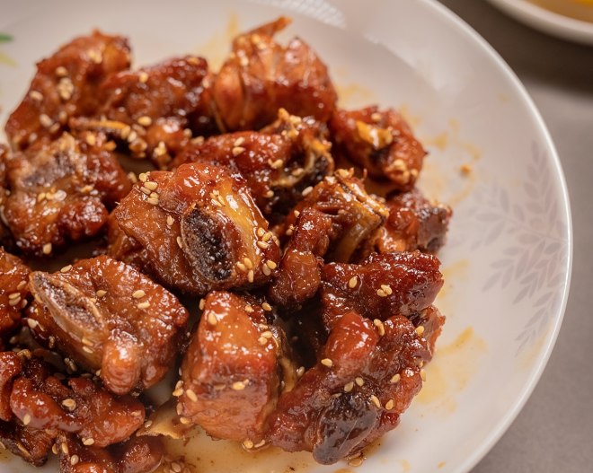 无油版糖醋排骨,酸甜可口,下饭的好菜,看看就会流口水了_大火