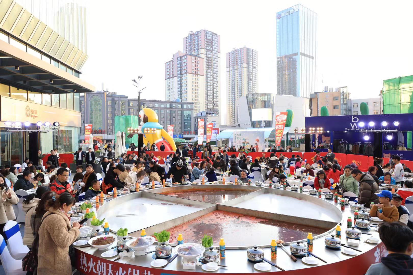 场内13余家火锅品牌打造万人火锅宴备受市民喜爱的万人火锅宴,12月7日