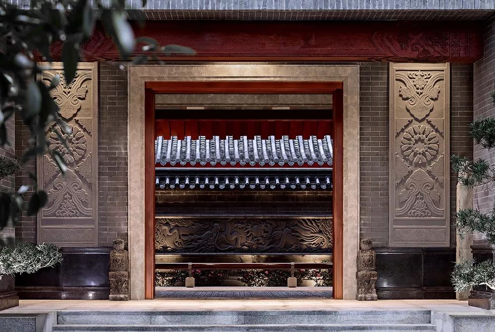 青砖影壁,对称砖雕,形成中国四合院独特的风景,四合院建筑昂扬的气度