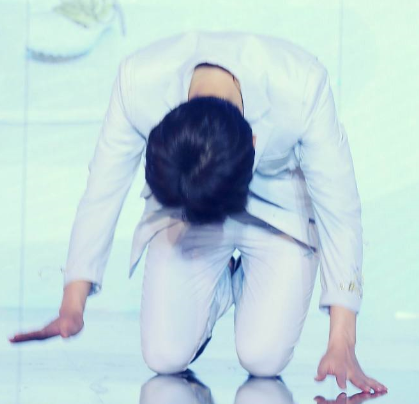 男儿膝下有黄金 跪天跪地跪父母 熊梓淇这一跪 让所有人情何以堪