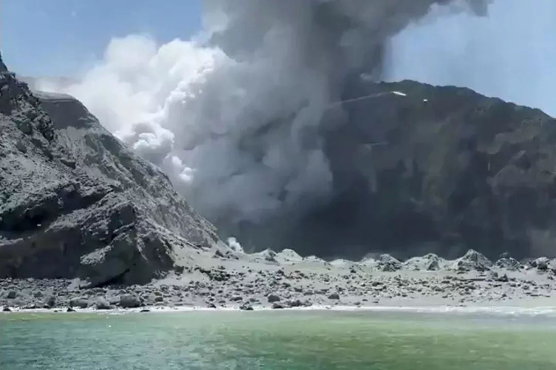 新西兰火山突然爆发,5人当场死亡,数人仍然失踪,31人送院医救!