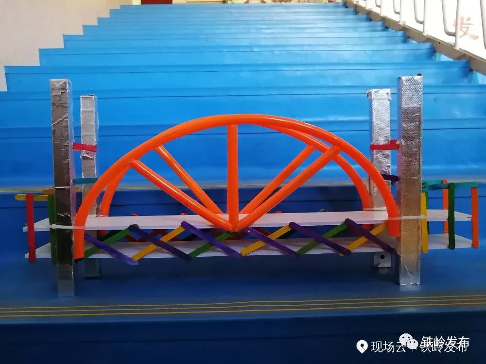 孩子们利用身边的废旧材料动手做出了各种各样的桥,吊桥,悬索桥,斜拉