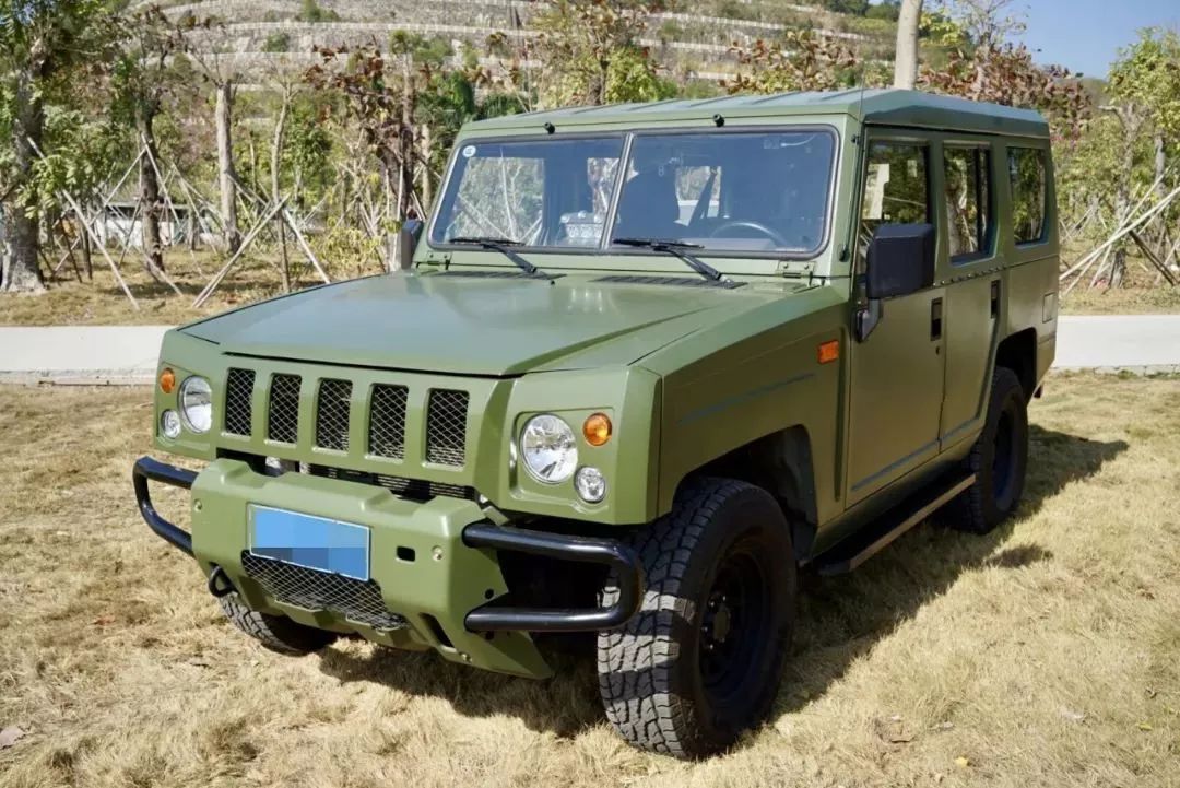 大约在十年前,我国推出了自主研发的第一代勇士作为军用指挥车,老款