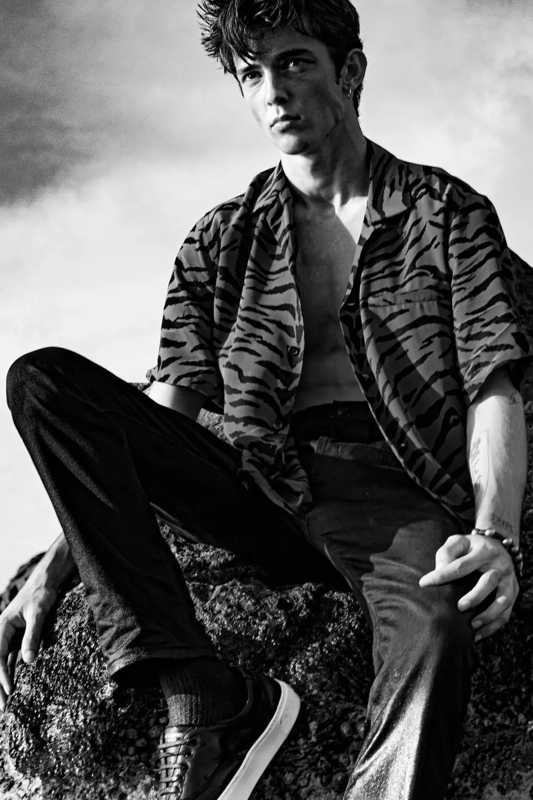 evan mock 演绎肆意无拘的 saint laurent 精神