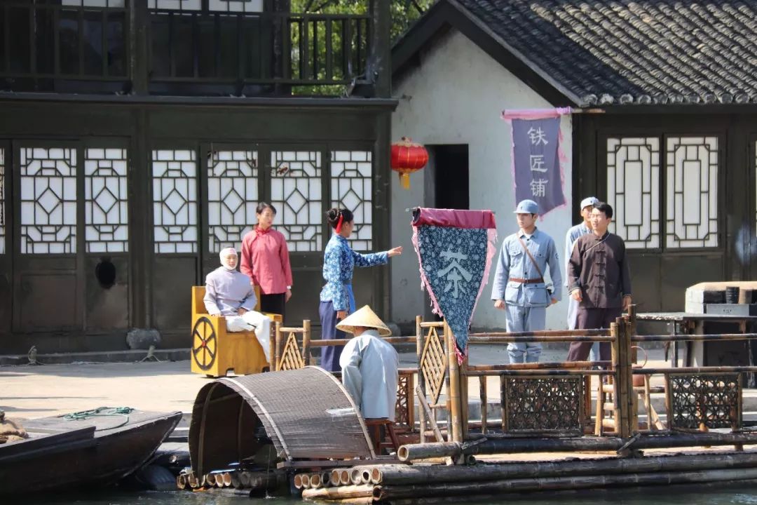 在芦荡剧场,同学们观看大型实景剧,《芦荡烽火》精彩演绎沙家浜的军民