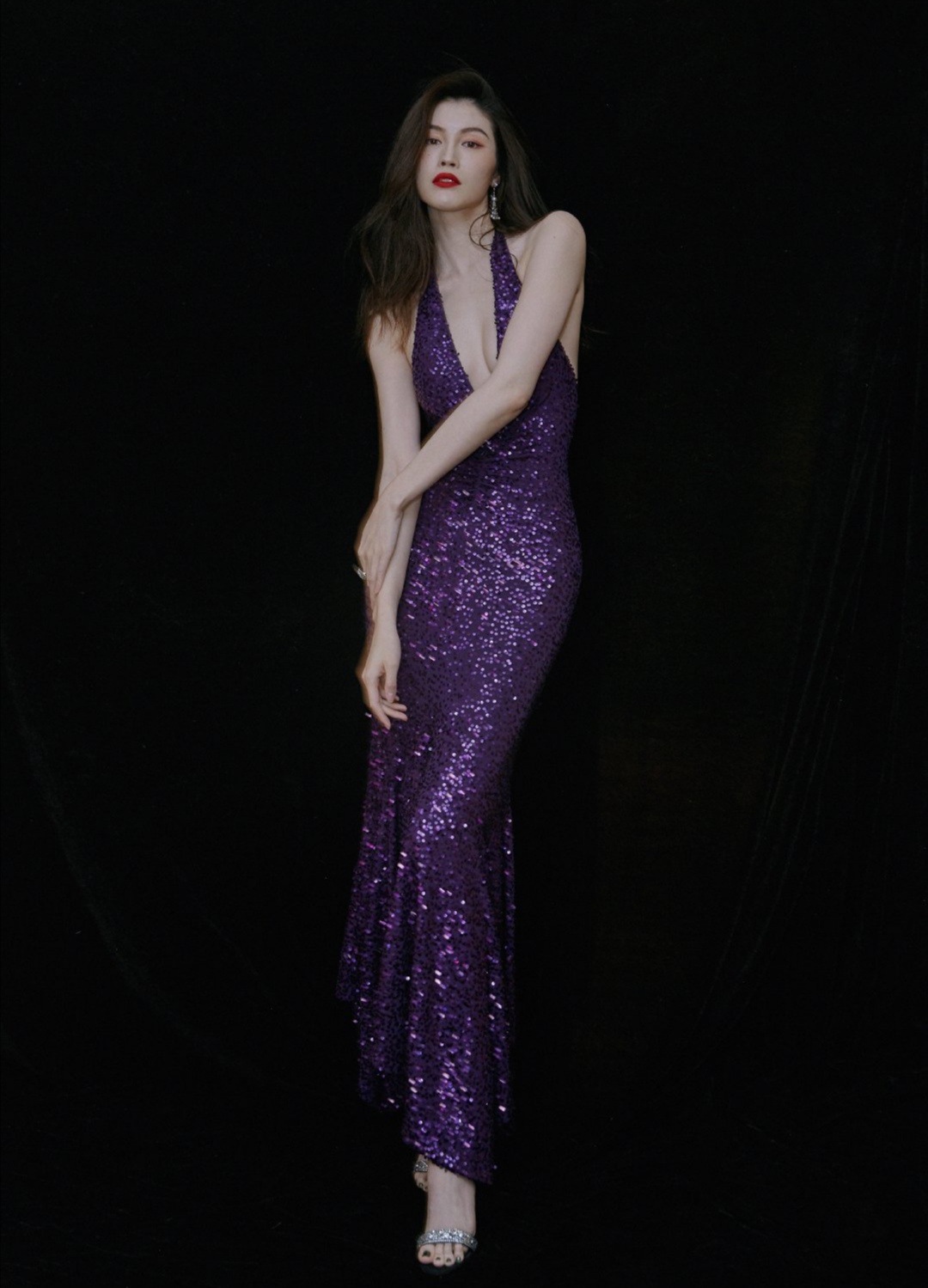 何穗身穿紫色亮片裙红毯秀气定神闲白到发光太绝了