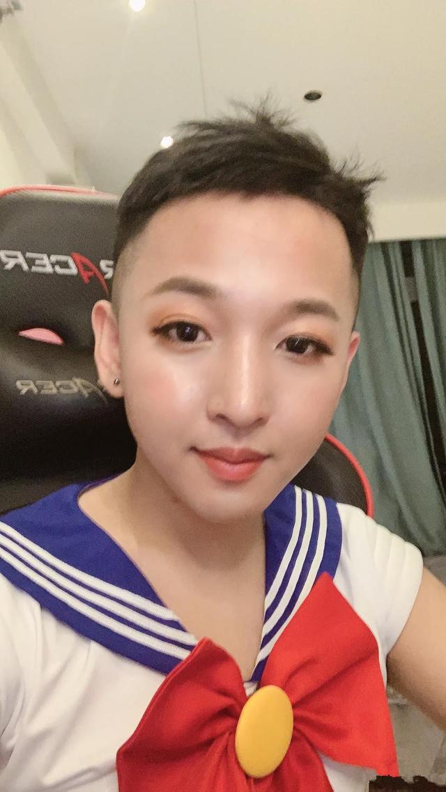 老撕鸡和板娘小薇玩捆绑网友小薇手中就只差一根皮鞭了
