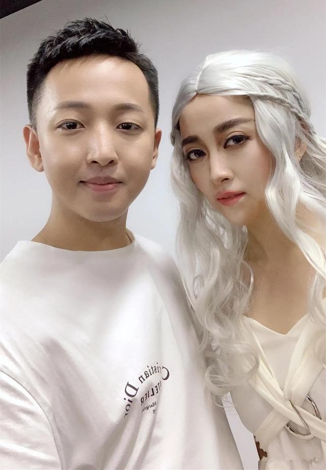 老撕鸡和板娘小薇玩捆绑网友小薇手中就只差一根皮鞭了