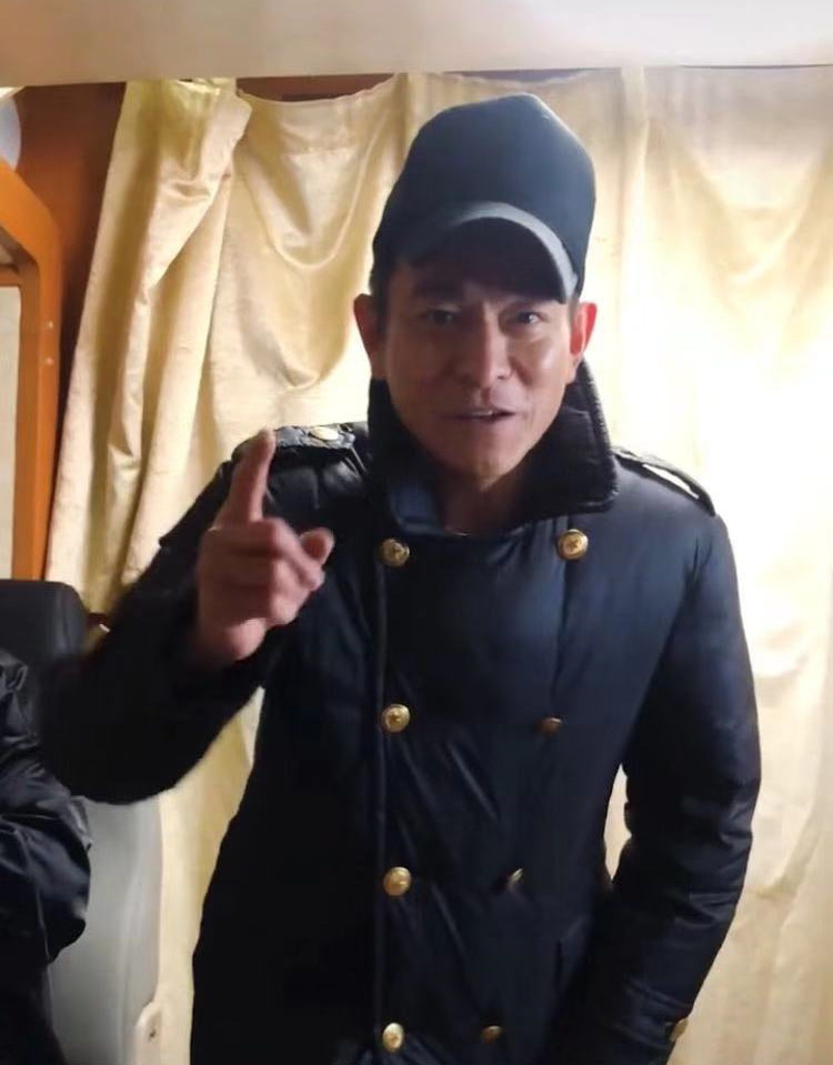 原创刘德华片场也时尚,绿色军大衣已是过去式,黑色羽绒服也火了