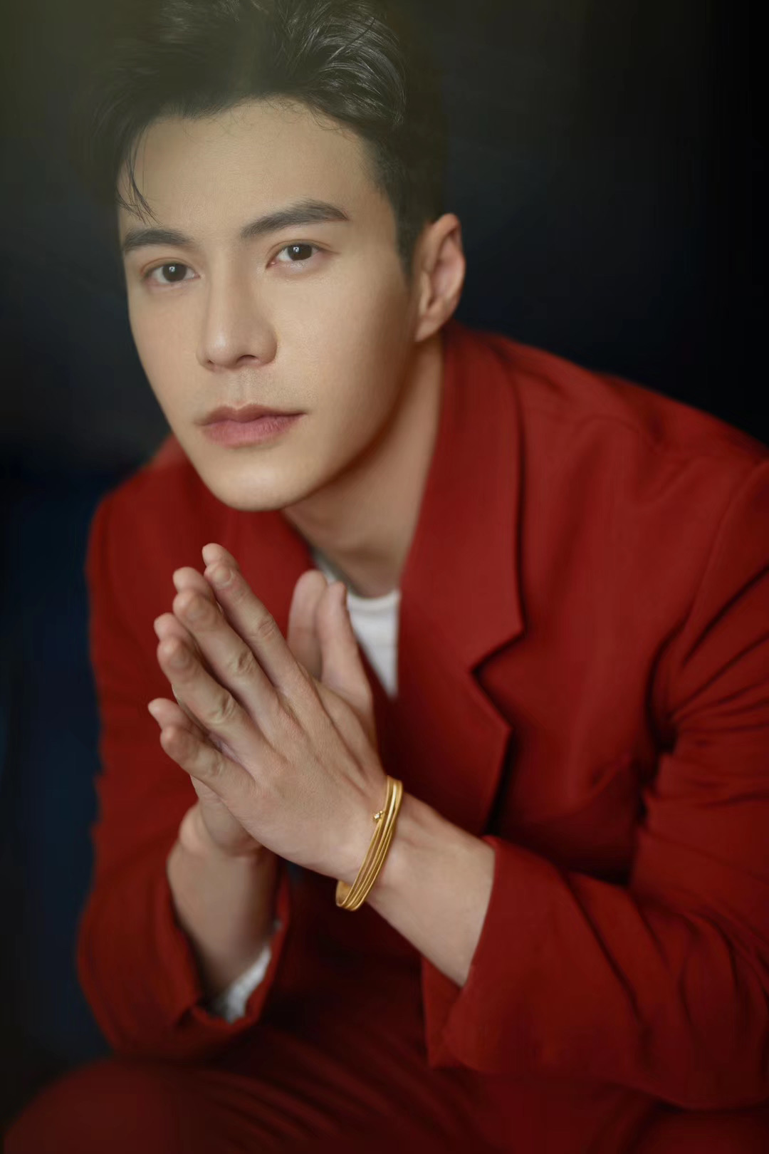 王冠逸身着酱红色西装,帅气迷人!