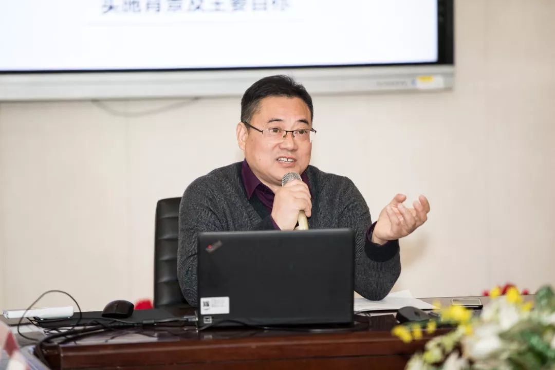 富阳区银湖中学校长祝弘平作了题为《智慧课堂,精准教学,快乐分享》的