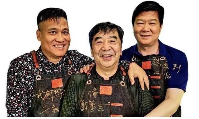 据了解,老饭骨由三位大爷组成:"大爷",64岁的郑秀