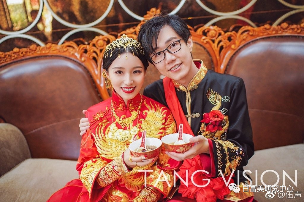 (图为葛小舞 去年酒神小舞大婚,王思聪当伴郎,niccco也没出席婚礼,看