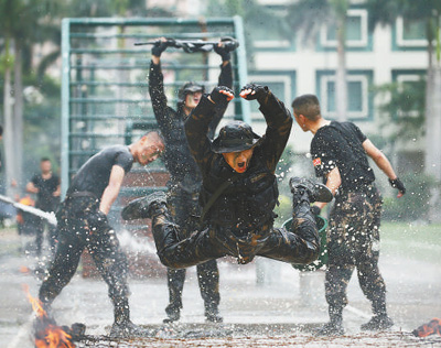 驻澳门部队特种作战连战士在进行训练.叶华敏摄(影像中国)