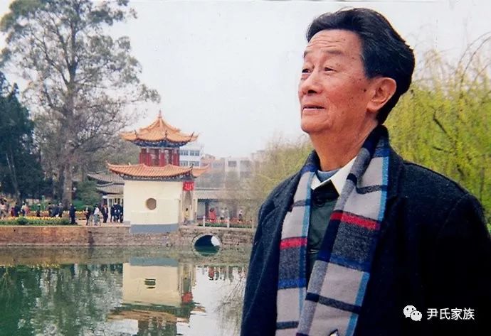 曾用名赵华,赵定华,云南弥渡县人,编审,副厅级离休干部,原云南《今日