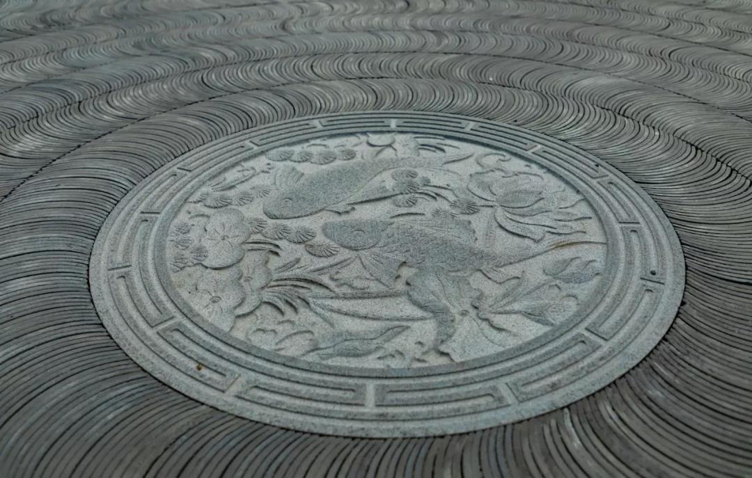 据介绍,整个园林的地铺采用的是泰禾新中式园林中非常有名的青瓦立铺