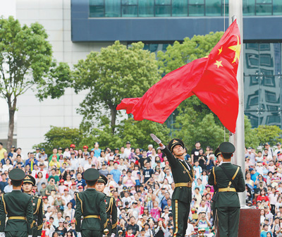 澳门市民走进军营参观联谊,观看驻军举行升国旗仪式.