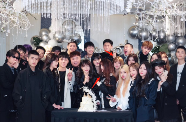 原创杨清柠晒网红大合照不知谁注意到了她身后的女生贵圈儿太乱了