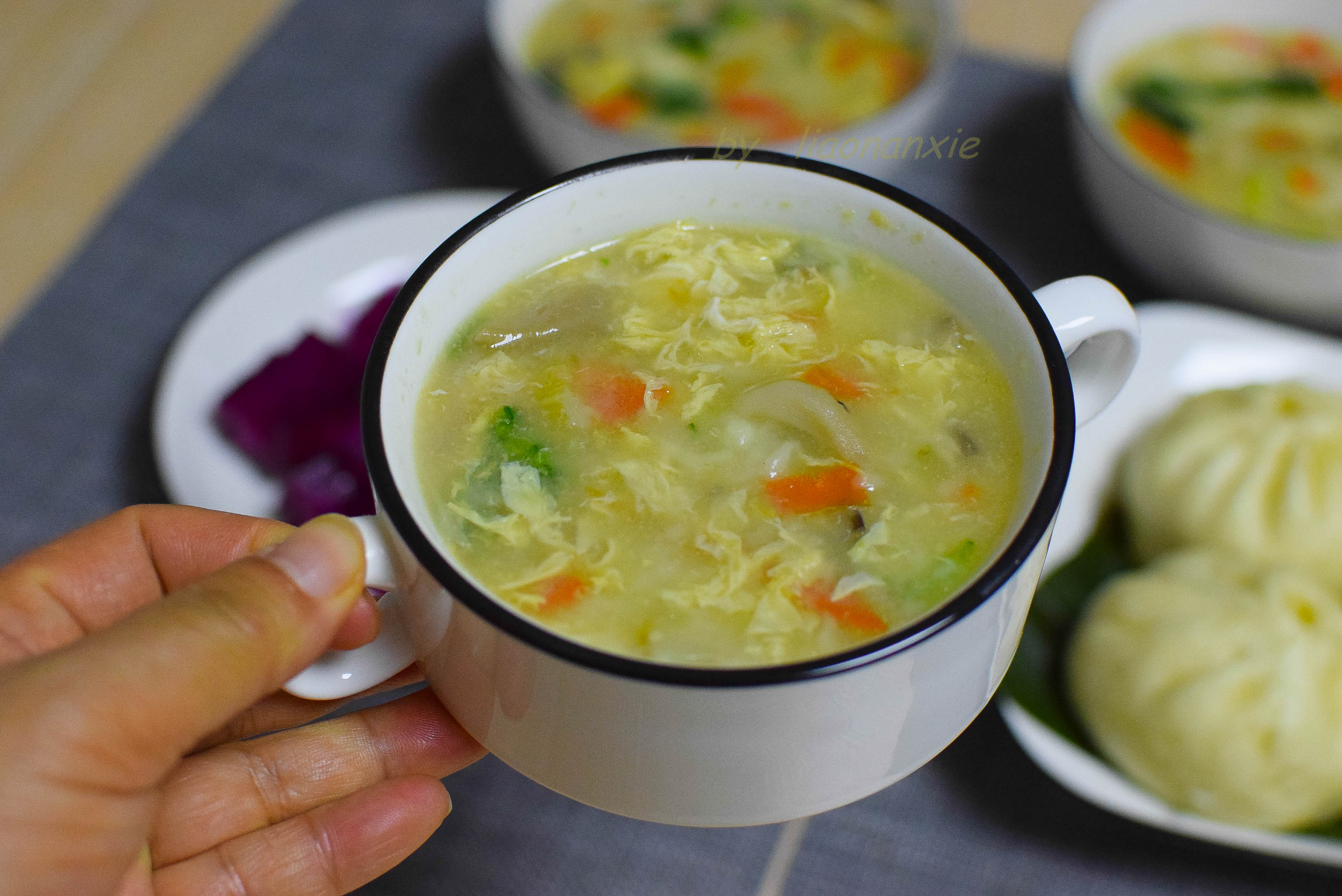 疙瘩湯是一個可以用很多食材的飯,做法簡單也很好吃,每週做一次,孩子