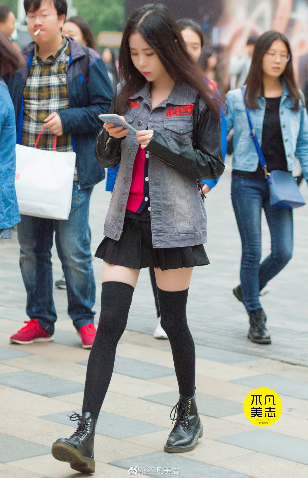 小姐姐的时尚宝典里没有秋裤,过膝长袜成就漫画腿