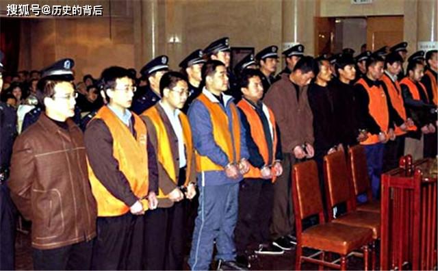 广东麻阳帮老大手段残忍3年杀17人为了弟弟给一个美女下跪