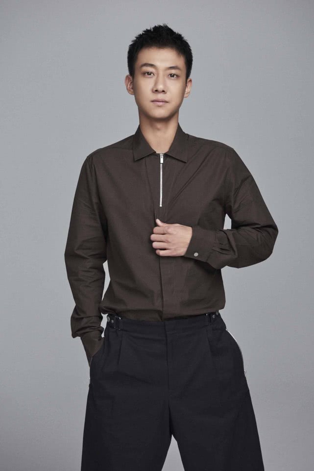 初走红后高至霆先学会了自我检查和敲警钟