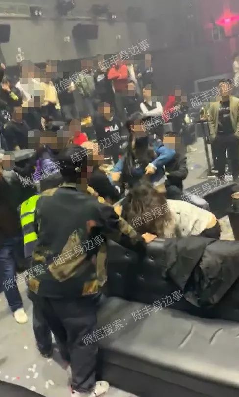 陆丰东海某酒吧内女孩子打架拉都拉不住