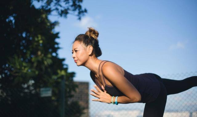 而在2004年,钟丽淇放弃了自己热爱的演艺事业,开始投身到瑜伽工作中.