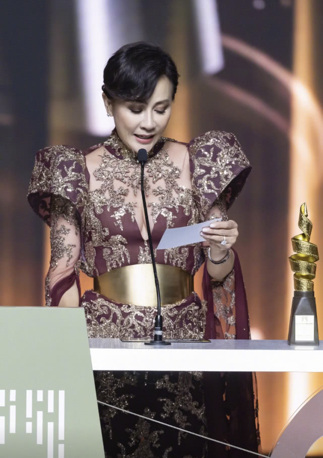 原创刘嘉玲穿华丽礼服秀身姿,54岁的她丰腴身材好有料