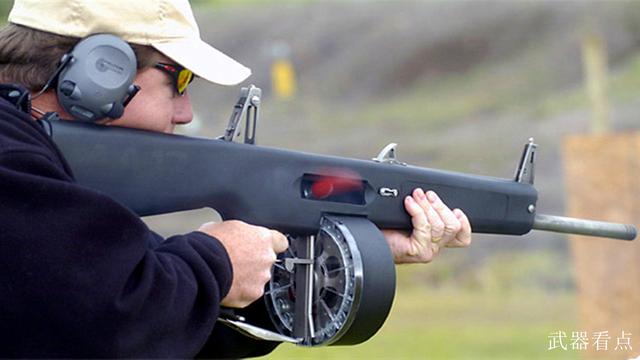 在电影《敢死队》中泰瑞·克鲁斯使用手里的aa-12武器的发展贯穿着