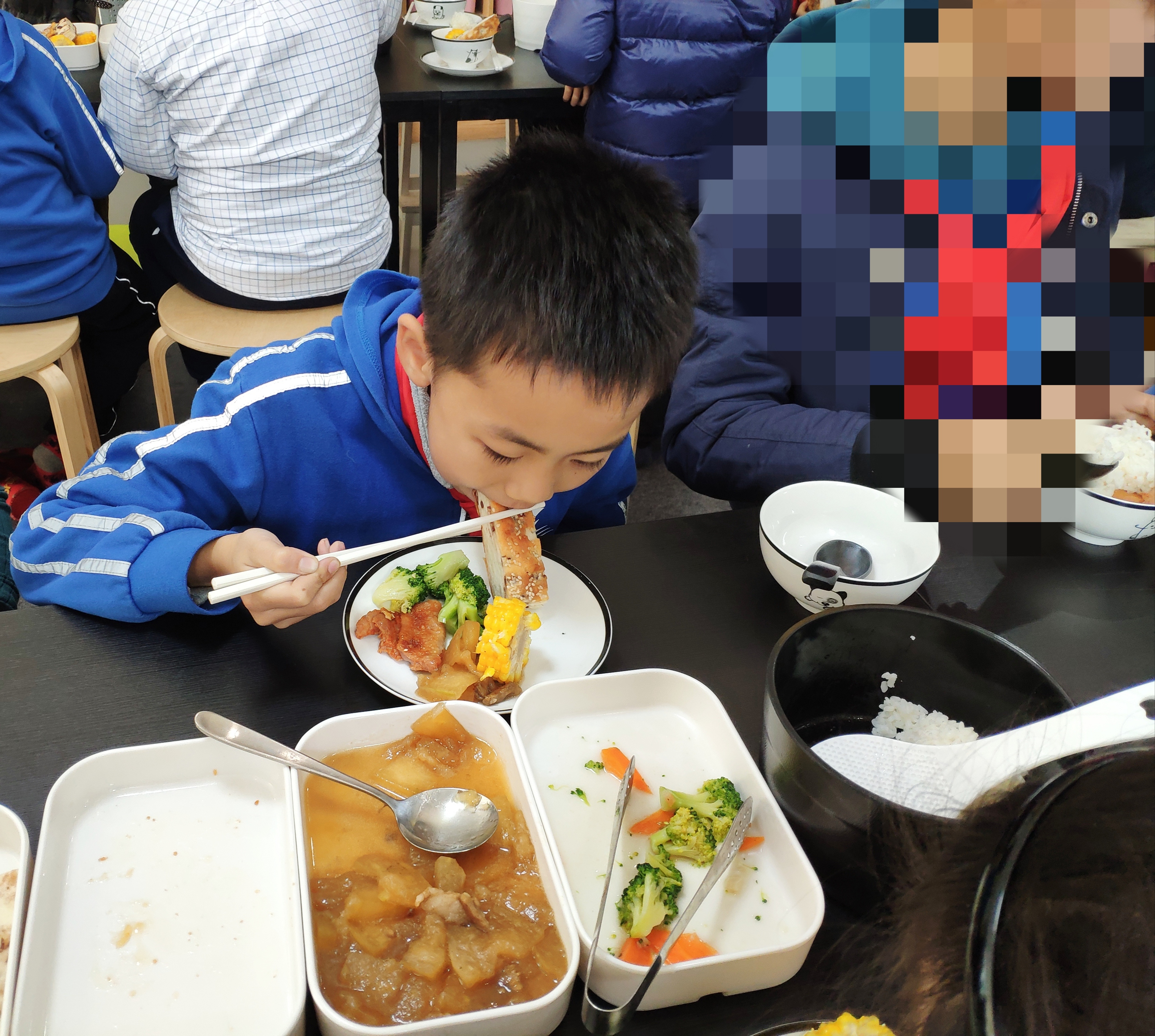 天津小学配餐图片